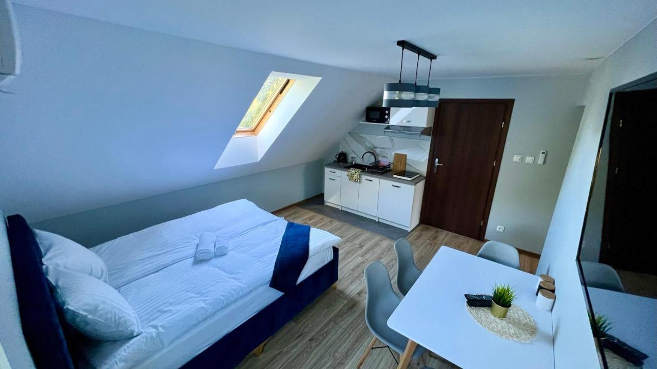 Aparthotel W Dolinie Stawow Zator By Housine Las Eksteriør billede